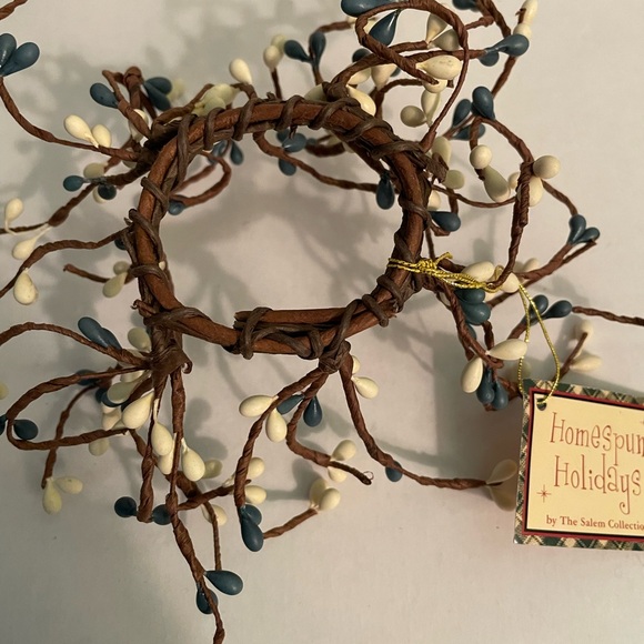 Pip Berry 4pc set, 2 Candle wreaths & 2 Colonial tin Star Candleholders - Picture 4 of 13